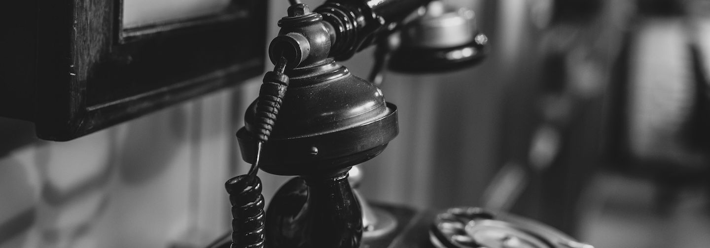 Imagen de un piano con luz cálida, invitando a la comunicación para el servicio técnico